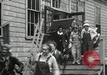 Standbild Studenten zerstören college Gebäude Wellesley Massachusetts USA, 1931, aus Sekunde 57 historischem Filmmaterial Videoclip 65675023632
