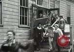 Standbild Studenten zerstören college Gebäude Wellesley Massachusetts USA, 1931, aus Sekunde 58 historischem Filmmaterial Videoclip 65675023632
