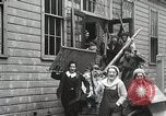 Standbild Studenten zerstören college Gebäude Wellesley Massachusetts USA, 1931, aus Sekunde 59 historischem Filmmaterial Videoclip 65675023632