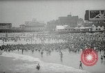 Standbild Esther Williams bei Raw Wind in Eden Premier Atlantic City New Jersey USA, 1958, aus Sekunde 32 historischem Filmmaterial Videoclip 65675023640