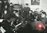 Image Redfeather Tsianina divertit les troupes United States USA, 1918, de la seconde 17 séquences d'archives historiques vidéo 65675023647