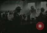 Immagine di Red Cross staff servono la colazione Nantes FRANCIA, 1918, secondo 1 filmato di repertorio 65675023649