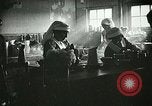 Immagine di Red Cross staff servono la colazione Nantes FRANCIA, 1918, secondo 3 filmato di repertorio 65675023649