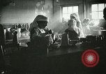 Immagine di Red Cross staff servono la colazione Nantes FRANCIA, 1918, secondo 4 filmato di repertorio 65675023649