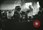 Immagine di Red Cross staff servono la colazione Nantes FRANCIA, 1918, secondo 6 filmato di repertorio 65675023649