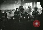 Immagine di Red Cross staff servono la colazione Nantes FRANCIA, 1918, secondo 7 filmato di repertorio 65675023649