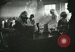 Immagine di Red Cross staff servono la colazione Nantes FRANCIA, 1918, secondo 11 filmato di repertorio 65675023649