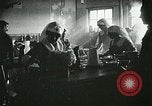 Immagine di Red Cross staff servono la colazione Nantes FRANCIA, 1918, secondo 13 filmato di repertorio 65675023649