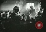 Immagine di Red Cross staff servono la colazione Nantes FRANCIA, 1918, secondo 17 filmato di repertorio 65675023649