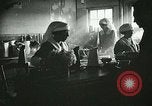Immagine di Red Cross staff servono la colazione Nantes FRANCIA, 1918, secondo 18 filmato di repertorio 65675023649