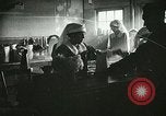 Immagine di Red Cross staff servono la colazione Nantes FRANCIA, 1918, secondo 19 filmato di repertorio 65675023649