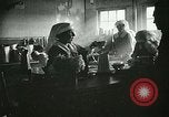 Immagine di Red Cross staff servono la colazione Nantes FRANCIA, 1918, secondo 23 filmato di repertorio 65675023649
