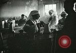 Immagine di Red Cross staff servono la colazione Nantes FRANCIA, 1918, secondo 25 filmato di repertorio 65675023649