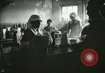 Immagine di Red Cross staff servono la colazione Nantes FRANCIA, 1918, secondo 26 filmato di repertorio 65675023649