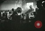 Immagine di Red Cross staff servono la colazione Nantes FRANCIA, 1918, secondo 27 filmato di repertorio 65675023649