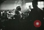 Immagine di Red Cross staff servono la colazione Nantes FRANCIA, 1918, secondo 29 filmato di repertorio 65675023649