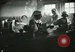 Immagine di Red Cross staff servono la colazione Nantes FRANCIA, 1918, secondo 32 filmato di repertorio 65675023649
