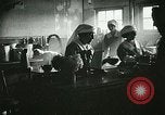 Immagine di Red Cross staff servono la colazione Nantes FRANCIA, 1918, secondo 33 filmato di repertorio 65675023649