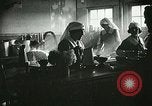 Immagine di Red Cross staff servono la colazione Nantes FRANCIA, 1918, secondo 34 filmato di repertorio 65675023649