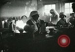Immagine di Red Cross staff servono la colazione Nantes FRANCIA, 1918, secondo 35 filmato di repertorio 65675023649