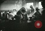 Immagine di Red Cross staff servono la colazione Nantes FRANCIA, 1918, secondo 36 filmato di repertorio 65675023649