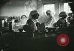 Immagine di Red Cross staff servono la colazione Nantes FRANCIA, 1918, secondo 37 filmato di repertorio 65675023649