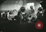 Immagine di Red Cross staff servono la colazione Nantes FRANCIA, 1918, secondo 38 filmato di repertorio 65675023649