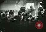 Immagine di Red Cross staff servono la colazione Nantes FRANCIA, 1918, secondo 39 filmato di repertorio 65675023649