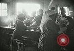 Immagine di Red Cross staff servono la colazione Nantes FRANCIA, 1918, secondo 41 filmato di repertorio 65675023649