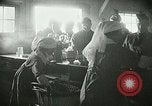 Immagine di Red Cross staff servono la colazione Nantes FRANCIA, 1918, secondo 42 filmato di repertorio 65675023649