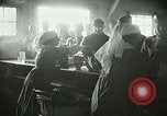 Immagine di Red Cross staff servono la colazione Nantes FRANCIA, 1918, secondo 43 filmato di repertorio 65675023649