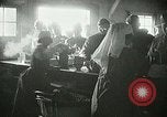 Immagine di Red Cross staff servono la colazione Nantes FRANCIA, 1918, secondo 44 filmato di repertorio 65675023649