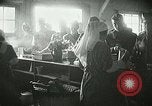 Immagine di Red Cross staff servono la colazione Nantes FRANCIA, 1918, secondo 45 filmato di repertorio 65675023649