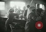 Immagine di Red Cross staff servono la colazione Nantes FRANCIA, 1918, secondo 48 filmato di repertorio 65675023649