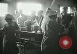 Immagine di Red Cross staff servono la colazione Nantes FRANCIA, 1918, secondo 49 filmato di repertorio 65675023649