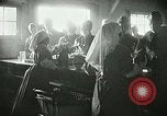 Immagine di Red Cross staff servono la colazione Nantes FRANCIA, 1918, secondo 51 filmato di repertorio 65675023649