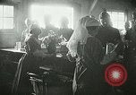 Immagine di Red Cross staff servono la colazione Nantes FRANCIA, 1918, secondo 52 filmato di repertorio 65675023649