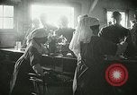 Immagine di Red Cross staff servono la colazione Nantes FRANCIA, 1918, secondo 53 filmato di repertorio 65675023649