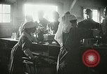 Immagine di Red Cross staff servono la colazione Nantes FRANCIA, 1918, secondo 54 filmato di repertorio 65675023649