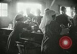 Immagine di Red Cross staff servono la colazione Nantes FRANCIA, 1918, secondo 55 filmato di repertorio 65675023649