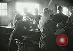 Immagine di Red Cross staff servono la colazione Nantes FRANCIA, 1918, secondo 56 filmato di repertorio 65675023649