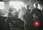 Immagine di Red Cross staff servono la colazione Nantes FRANCIA, 1918, secondo 57 filmato di repertorio 65675023649