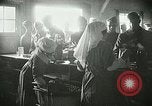 Immagine di Red Cross staff servono la colazione Nantes FRANCIA, 1918, secondo 58 filmato di repertorio 65675023649
