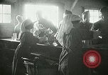 Immagine di Red Cross staff servono la colazione Nantes FRANCIA, 1918, secondo 60 filmato di repertorio 65675023649