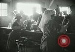 Immagine di Red Cross staff servono la colazione Nantes FRANCIA, 1918, secondo 61 filmato di repertorio 65675023649