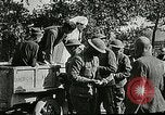 Standbild Rote Kreuz bietet Zigaretten an Soldaten viel Maisson Frankreich, 1918, aus Sekunde 1 historischem Filmmaterial Videoclip 65675023652