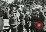 Standbild Rote Kreuz bietet Zigaretten an Soldaten viel Maisson Frankreich, 1918, aus Sekunde 3 historischem Filmmaterial Videoclip 65675023652