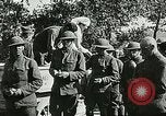 Standbild Rote Kreuz bietet Zigaretten an Soldaten viel Maisson Frankreich, 1918, aus Sekunde 4 historischem Filmmaterial Videoclip 65675023652
