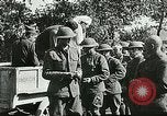Standbild Rote Kreuz bietet Zigaretten an Soldaten viel Maisson Frankreich, 1918, aus Sekunde 5 historischem Filmmaterial Videoclip 65675023652