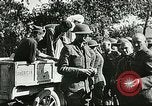 Standbild Rote Kreuz bietet Zigaretten an Soldaten viel Maisson Frankreich, 1918, aus Sekunde 6 historischem Filmmaterial Videoclip 65675023652